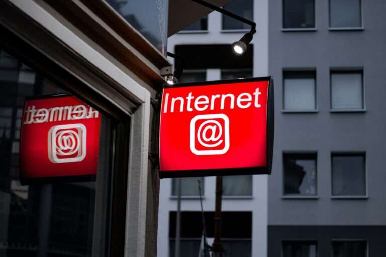 Ilustración sobre internet y dominios con el símbolo de la arroba