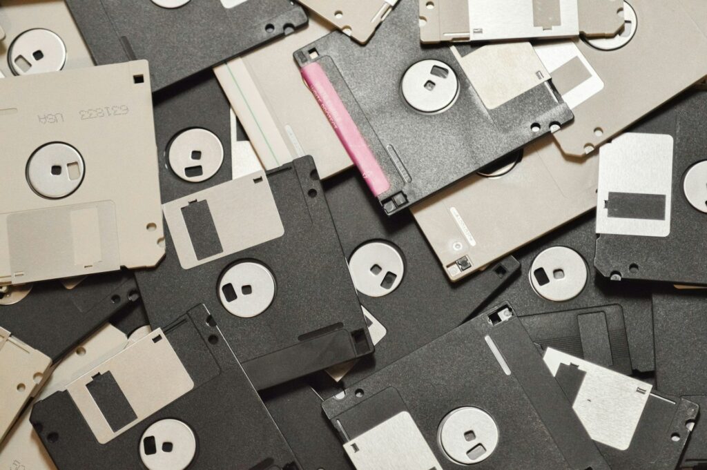 El disquete de 8 pulgadas: el invento de IBM que dio origen al almacenamiento portátil moderno 1 disquetes