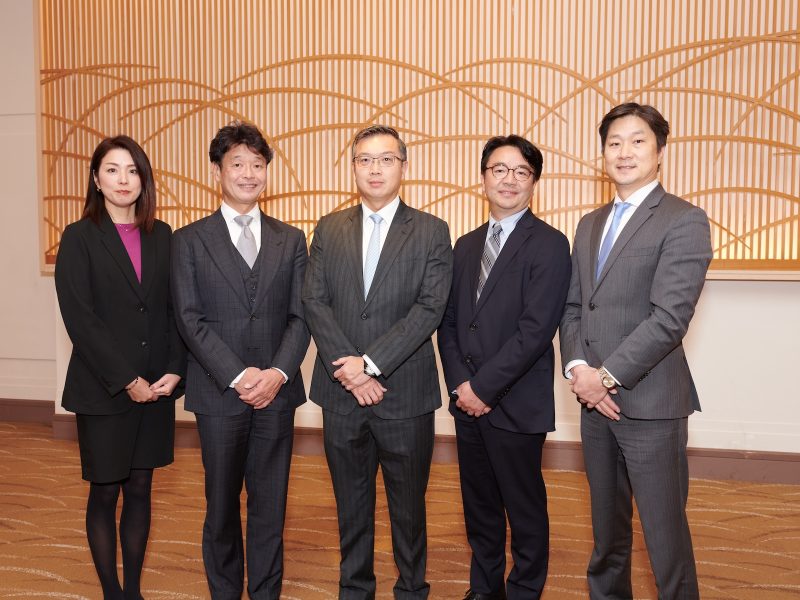 En la foto: Seiko Imamura - Kagoya Asset Management; Sadahiro Kitagawa, Presidente CEO - Kagoya Asset Management; Kelvin Fong, Director Gerente APAC - EdgeConneX; Masahiko Inoue, Jefe de Japón - EdgeConneX; Sam Lee, Director Gerente de Desarrollo Comercial y de Mercado - EdgeConneX.