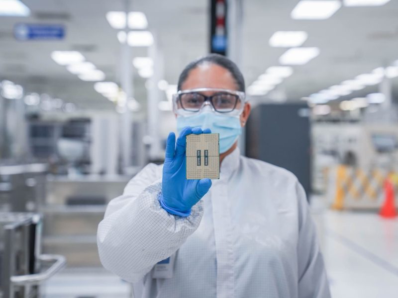 Intel-Xeon-6-E-cores-muestra-chip