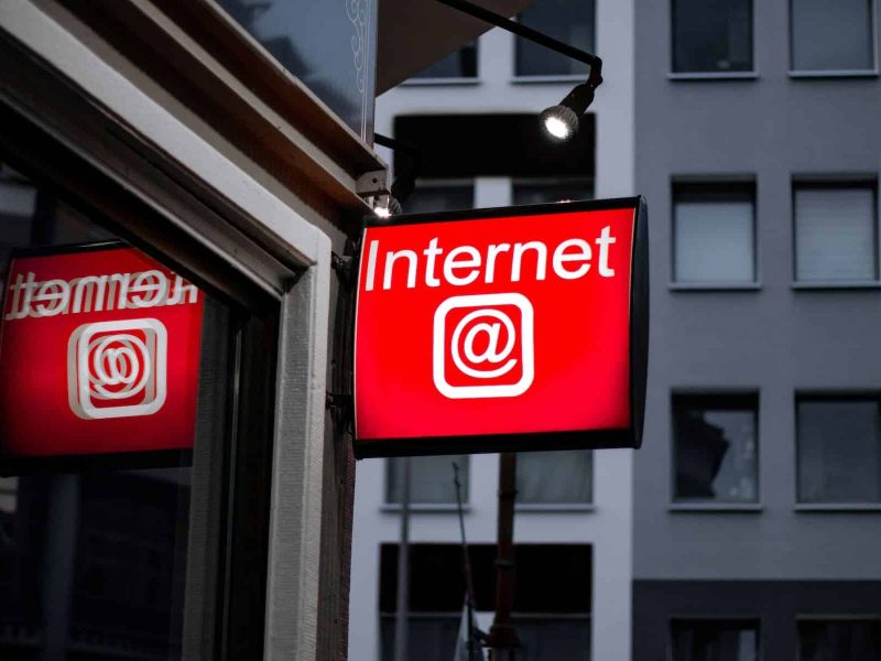 Ilustración sobre internet y dominios con el símbolo de la arroba