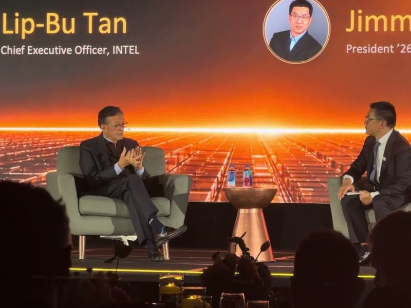 Lip-Bu Tan, consejero delegado de Intel, durante la charla con Jimmy Cheng de CASPA