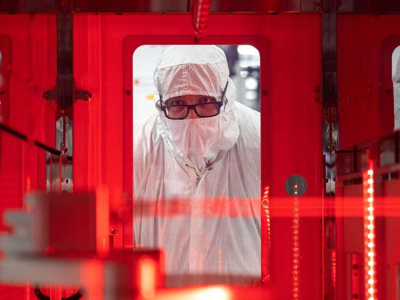 texas-instrument-trabajador-chips